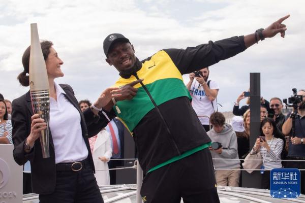 巴黎奥运火炬实物在塞纳河上公开亮相 巴黎奥运火炬实物在塞纳河上公开亮相