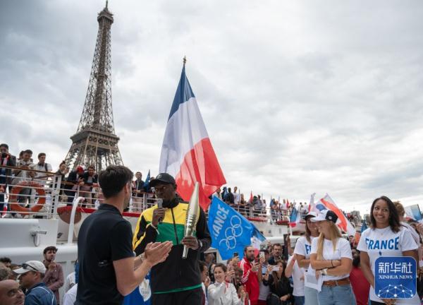 巴黎奥运火炬实物在塞纳河上公开亮相 巴黎奥运火炬实物在塞纳河上公开亮相