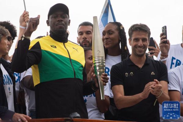 巴黎奥运火炬实物在塞纳河上公开亮相 巴黎奥运火炬实物在塞纳河上公开亮相