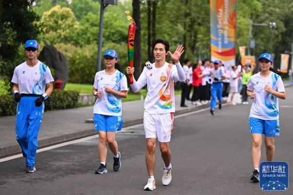 成都第31届世界大学生夏季运动会火炬传递圆满成功