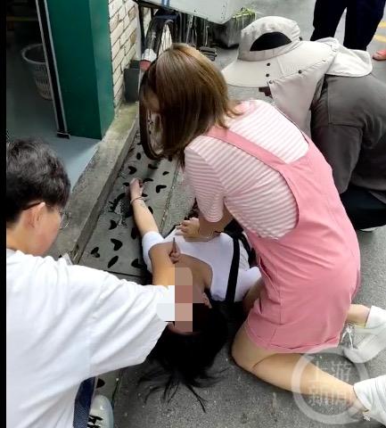 她来重庆旅游，顺手救起了晕厥女孩