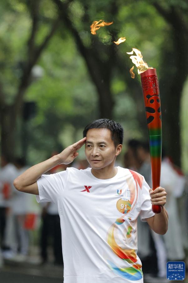 成都第31届世界大学生夏季运动会火炬传递圆满成功