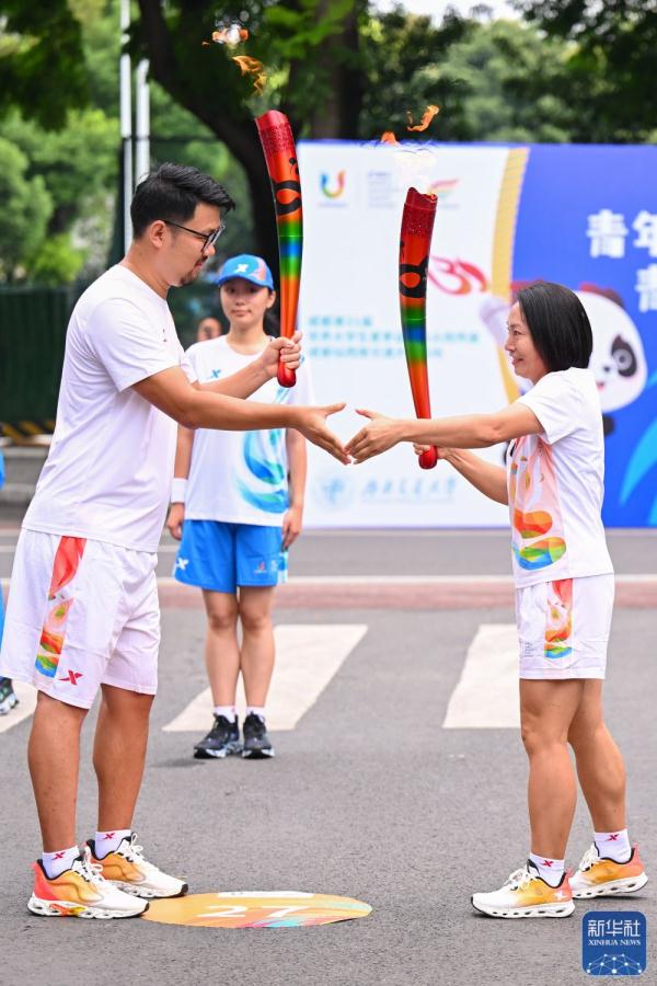 成都第31届世界大学生夏季运动会火炬传递圆满成功
