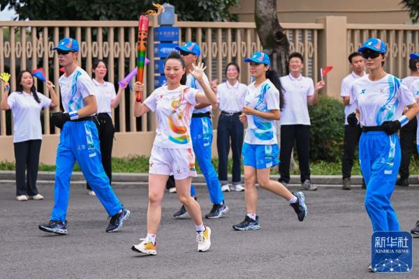成都第31届世界大学生夏季运动会火炬传递圆满成功