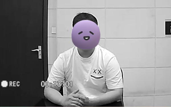 扎心！交往一年多的“女朋友”竟是男同事……