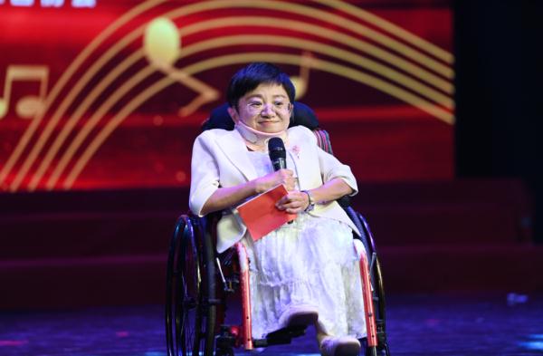 像玻璃一样脆弱的“瓷娃娃”，也像钻石一样闪耀