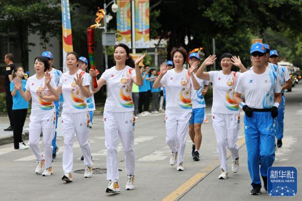 成都第31届世界大学生夏季运动会火炬传递圆满成功