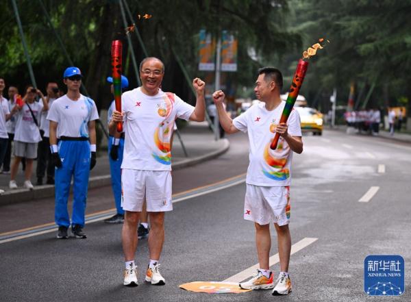 成都第31届世界大学生夏季运动会火炬传递圆满成功