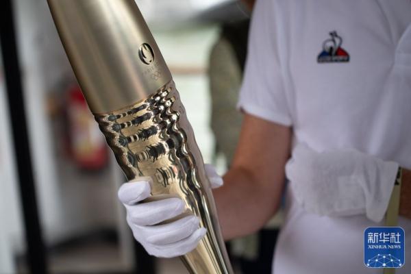 巴黎奥运火炬实物在塞纳河上公开亮相 巴黎奥运火炬实物在塞纳河上公开亮相