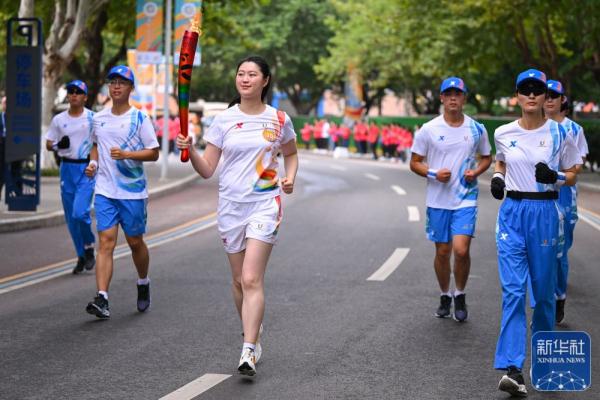 成都第31届世界大学生夏季运动会火炬传递圆满成功
