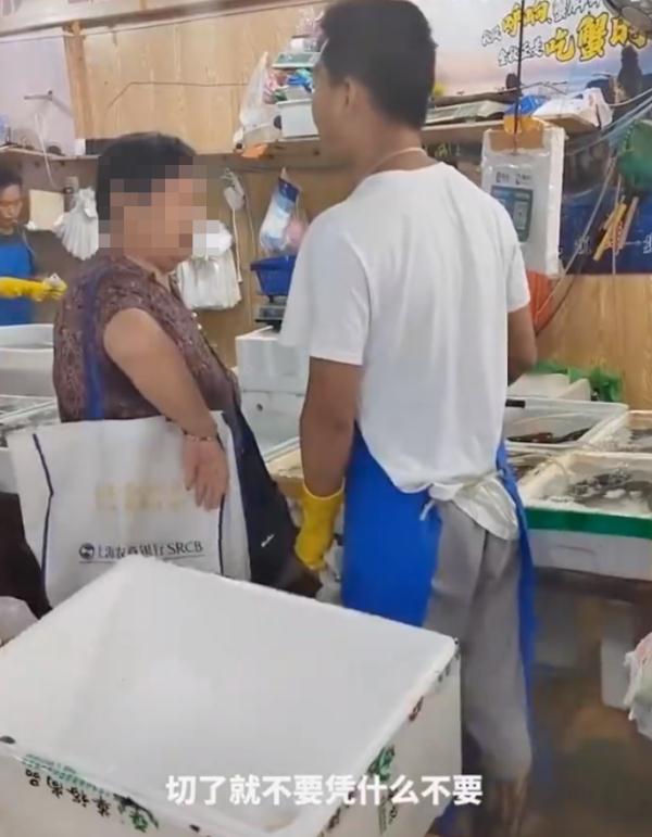 鱼杀完了，老人却不愿买了！商贩破口大骂报警