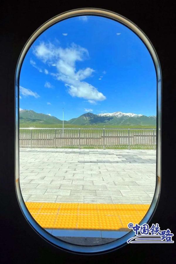 绝美!动车组驶过全世界海拔最高的高铁站 绝美!动车组驶过全世界海拔最高的高铁站