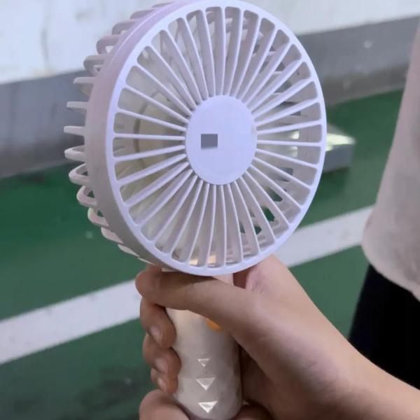 北京南站M层闷热难耐,官方:改善! 北京南站M层闷热难耐,官方:改善!