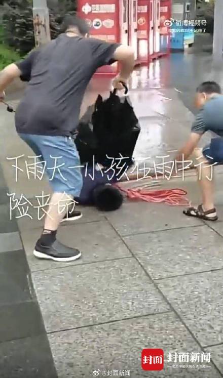 倾盆大雨下 重庆棒棒哥用木棒救回触电男孩