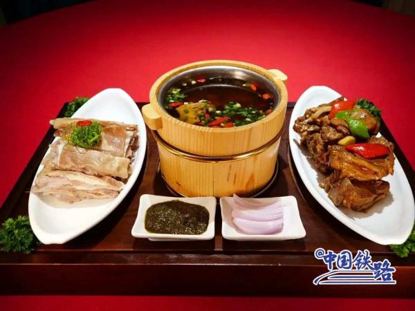 绝美!动车组驶过全世界海拔最高的高铁站 绝美!动车组驶过全世界海拔最高的高铁站