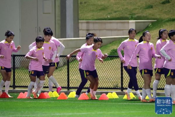 关键战即将打响 中国女足举行发布会并进行赛前训练