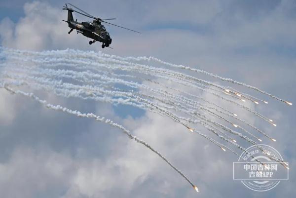 蓝天盛宴：运油-20、歼-20、歼-16首次同框