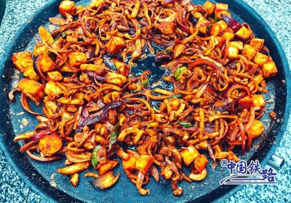 绝美!动车组驶过全世界海拔最高的高铁站 绝美!动车组驶过全世界海拔最高的高铁站