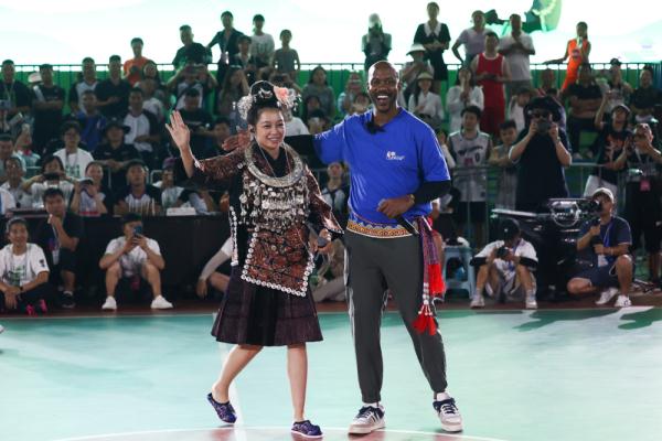 马布里现身贵州乡村篮球赛事现场进行篮球交流 马布里现身贵州乡村篮球赛事现场进行篮球交流