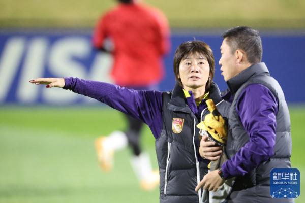 关键战即将打响 中国女足举行发布会并进行赛前训练