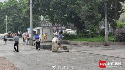 倾盆大雨下 重庆棒棒哥用木棒救回触电男孩