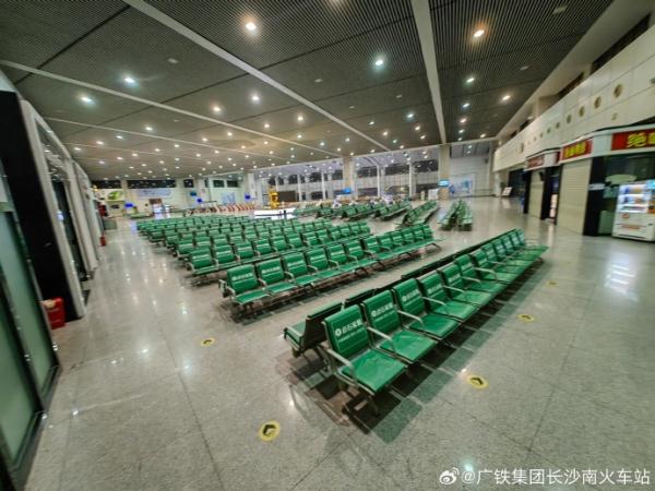 官方辟谣岳阳东站候车室全是按摩椅