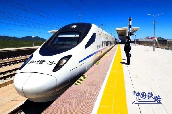 绝美!动车组驶过全世界海拔最高的高铁站 绝美!动车组驶过全世界海拔最高的高铁站