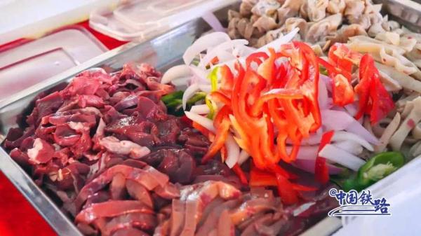 绝美!动车组驶过全世界海拔最高的高铁站 绝美!动车组驶过全世界海拔最高的高铁站