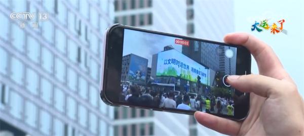 成都街头多样主题景观洋溢浓厚“大运”氛围 展现城市青春活力