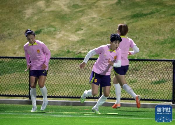 关键战即将打响 中国女足举行发布会并进行赛前训练