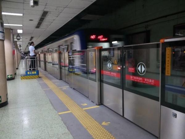 地铁车厢内喝饮料被“罚”引热议！广州怎么规定？