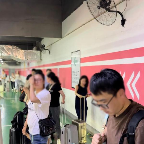 北京南站M层闷热难耐,官方:改善! 北京南站M层闷热难耐,官方:改善!