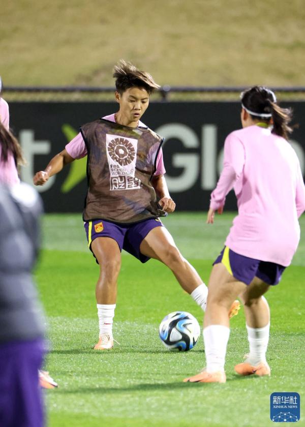 关键战即将打响 中国女足举行发布会并进行赛前训练