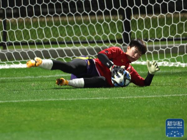 关键战即将打响 中国女足举行发布会并进行赛前训练