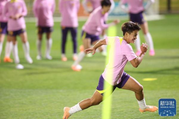 关键战即将打响 中国女足举行发布会并进行赛前训练