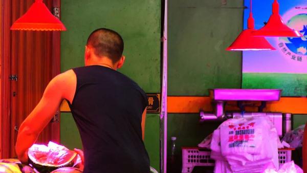 看着鲜嫩欲滴，买回家直呼上当！你被菜市场的灯骗过吗？