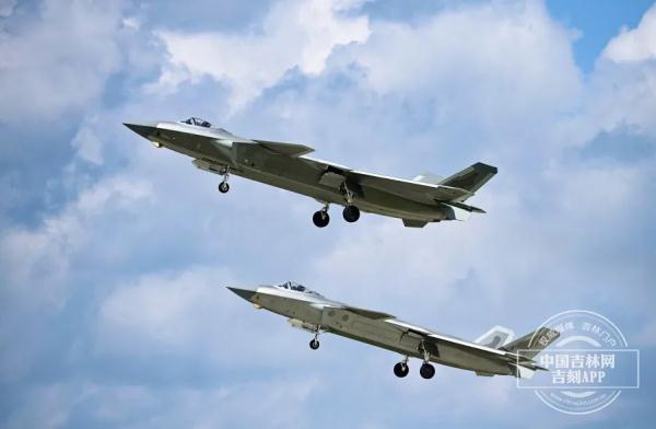 蓝天盛宴：运油-20、歼-20、歼-16首次同框