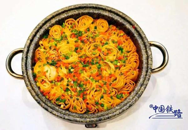 绝美!动车组驶过全世界海拔最高的高铁站 绝美!动车组驶过全世界海拔最高的高铁站