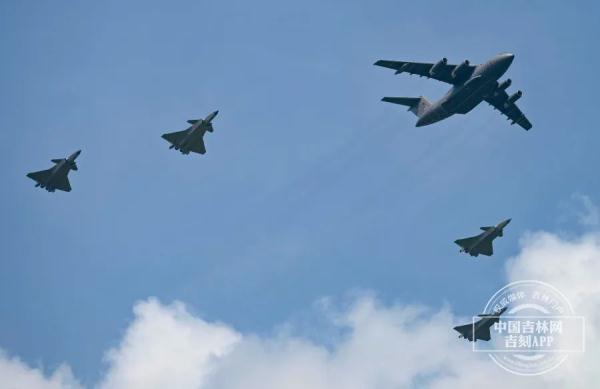 蓝天盛宴：运油-20、歼-20、歼-16首次同框