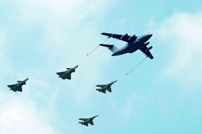 运油-20、歼-20、歼-16 空中加油通场展示