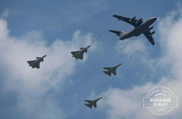 蓝天盛宴：运油-20、歼-20、歼-16首次同框