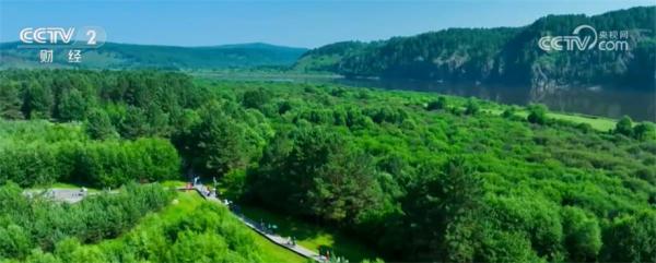 追极光、赏瀑布、夜访植物园 暑期旅游热度持续“升温” 追极光、赏瀑布、夜访植物园 暑期旅游热度持续“升温”