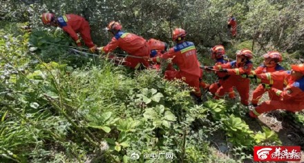 女子为拍照不听劝坠下60米悬崖 女子为拍照不听劝坠下60米悬崖