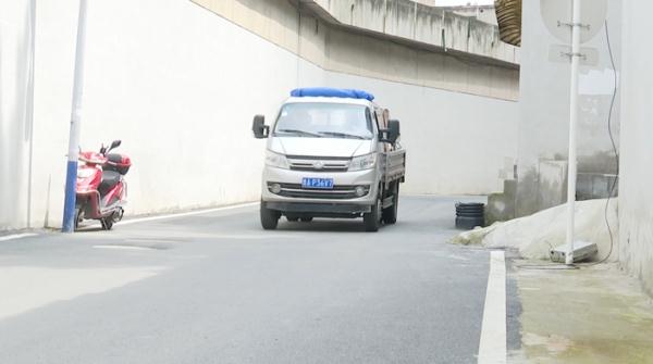 睡醒发现车被锁，开走竟要罚50元！ 当事人：这样停了好多年了