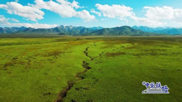 绝美!动车组驶过全世界海拔最高的高铁站 绝美!动车组驶过全世界海拔最高的高铁站
