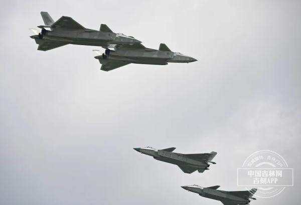 蓝天盛宴：运油-20、歼-20、歼-16首次同框