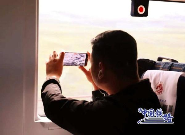 绝美!动车组驶过全世界海拔最高的高铁站 绝美!动车组驶过全世界海拔最高的高铁站