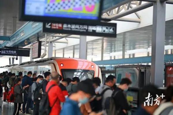 地铁车厢内喝饮料被“罚”引热议！广州怎么规定？