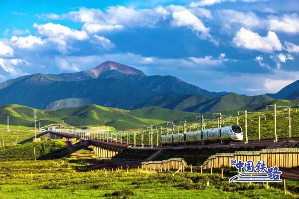 绝美!动车组驶过全世界海拔最高的高铁站 绝美!动车组驶过全世界海拔最高的高铁站