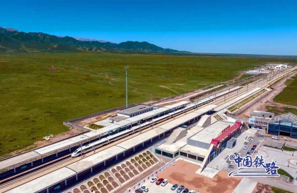 绝美!动车组驶过全世界海拔最高的高铁站 绝美!动车组驶过全世界海拔最高的高铁站